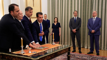 Ορκίστηκαν ο νέος υπουργός Μετανάστευσης Θάνος Πλεύρης και τρεις υφυπουργοί