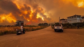 Σε πύρινο κλοιό η Σμύρνη: Οι Τούρκοι αδυνατούν να την θέσουν σε έλεγχο μέσα στη νύχτα - «Βρέχει» στάχτη στα Ελληνικά νησιά
