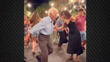 Σχοινούσα: Ο 92χρονος Γιώργος Κωβαίος χόρεψε ξανά με την εγγονή του σε τοπική γιορτή του νησιού των Κυκλάδων
