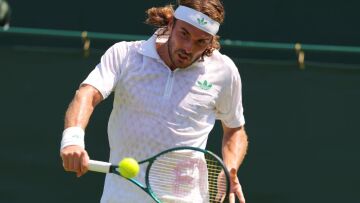 Wimbledon: Νεο σοκ για Τσιτσιπά, εγκατέλειψε λόγω τραυματισμού και αποκλείστηκε στην πρεμιέρα
