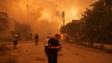 Μαίνονται οι πυρκαγιές στη Σμύρνη:  Εκκενώθηκαν τουλάχιστον 10 οικισμοί, κάηκαν σπίτια και έχουν συλληφθεί 17 άτομα