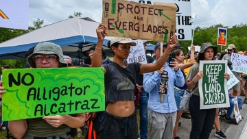 Αντιδράσεις για το «Αλκατράζ με αλιγάτορες» - Σήμερα ο Τραμπ θα εγκαινιάσει το νέο κέντρο κράτησης μεταναστών στη Φλόριντα 