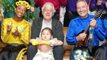 Ο Ρόμπερτ Ντε Νίρο σε παιδική παράσταση με τη δίχρονη κόρη του - Δείτε βίντεο και φωτογραφίες