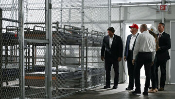 Με... αστειάκια για τους μετανάστες εγκαινίασε το «Alligator Alcatraz» ο Τραμπ: «Θα τους μάθουμε να τρέχουν μακριά από αλιγάτορες, δεν πρέπει να πηγαίνεις ευθεία, αλλά να κάνεις ζιγκ ζαγκ»!