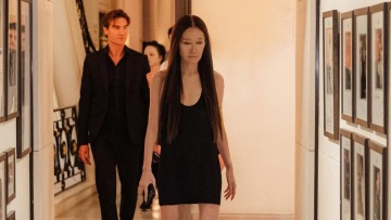 H Βέρα Γουάνγκ έκλεισε τα 76 με ένα φόρεμα που αποκάλυψε τα πολύ λεπτά πόδια της - Δείτε φωτογραφίες