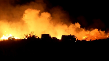 Μαίνεται η φωτιά στο Νέο Σούλι Σερρών - Μάχη με τις φλόγες δίπλα από το εργοστάσιο ξυλείας