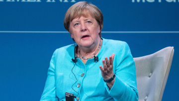 Μέρκελ: Εντυπωσιάστηκα πώς άντεξαν οι Έλληνες με τα €60, αναρωτήθηκα αν θα άντεχαν  οι Γερμανοί 