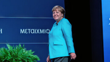 Πώς η Μέρκελ κράτησε την Ελλάδα στο ευρώ: Οι δραματικές στιγμές της διαπραγμάτευσης, το δημοψήφισμα και ο Σόιμπλε