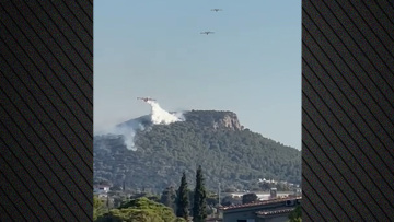 Βίντεο: Συντονισμένες ρίψεις νερού για τον περιορισμό της φωτιάς στο Πικέρμι