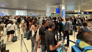 Ουρές και ταλαιπωρία επιβατών στις αφίξεις του «Ελ. Βενιζέλος» -Οι αυξημένες πτήσεις φέρνουν καθυστερήσεις στον έλεγχο διαβατηρίων 