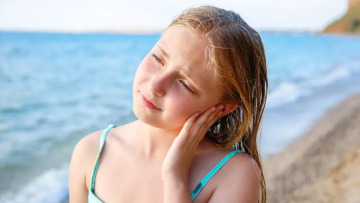 Πώς αντιμετωπίζεται η πιο συχνή ωτίτιδα του καλοκαιριού