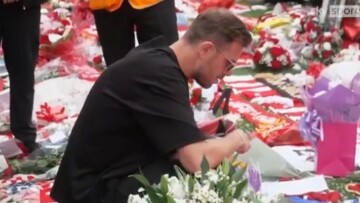 «Λύγισε» ο Χέντερσον: Άφησε λουλούδια έξω από το Άνφιλντ στη μνήμη του Ζότα - Βίντεο 