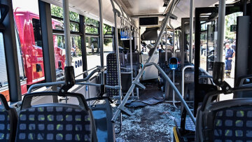 Τροχαίο στη Βούλα: Αδιαθεσία υποστήριξε ότι ένιωσε η οδηγός του ενός λεωφορείου πριν τη σύγκρουση - Δείτε βίντεο