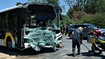 Βίντεο από τη στιγμή της σύγκρουσης στη Βούλα - Πανικός και ουρλιαχτά στο λεωφορείο