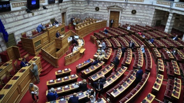 Ψηφίστηκε το νομοσχέδιο για την προστασία των ανηλίκων από προϊόντα καπνού και αλκοόλ 