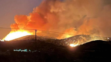 Επιχειρούν εναέρια μέσα στη φωτιά στα Μεσοχώρια της Εύβοιας με το πρώτο φως της μέρας - Δείτε βίντεο και φωτογραφίες