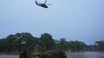 Τουλάχιστον 24 νεκροί εξαιτίας των πλημμυρών στο Τέξας – Αγωνία για 20 αγνοούμενα κορίτσια σε κατασκήνωση
