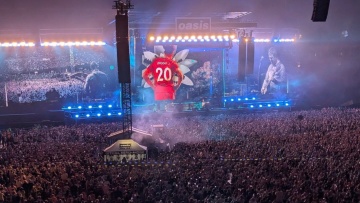 Βίντεο: Ρίγη συγκίνησης στη συναυλία των Οasis στο Κάρντιφ, αφιέρωσαν το «Live Forever» στον αδικοχαμένο Ζότα 