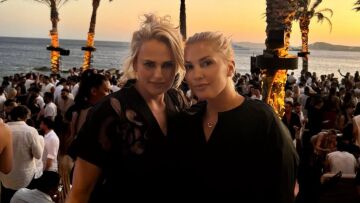 Στη Μύκονο η Ρέμπελ Γουίλσον με τη σύζυγό της - Δείτε φωτογραφίες