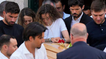 Ντιόγκο Ζότα: Τελευταίο αντίο με δάκρυα και σιωπή - Ο σπαραγμός της γυναίκας του πάνω από το φέρετρο του Πορτογάλου άσου της Λίβερπουλ