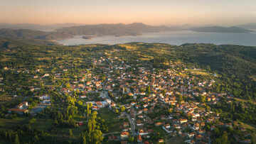 Αργαλαστή: Ανέμελες βόλτες, οινογνωσία και κολύμπι σε κρυστάλλινα νερά στο νότιο Πήλιο