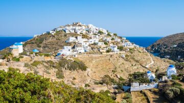 Διασχίζοντας το Μονοπάτι προς το μαγευτικό Κάστρο Σίφνου

