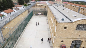 Φρίκη στις φυλακές της Κύπρου: Κατάδικοι βίαζαν συγκρατούμενό τους και έβγαζαν βίντεο
