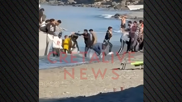 «Απόβαση» παράνομων μεταναστών σε παραλία με λουόμενους - Πάνω από 840 άνθρωποι έφτασαν χθες σε Κρήτη και Γαύδο