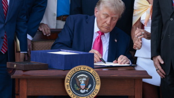 CNN: «Κύμα» σαρωτικών δασμών Τραμπ έως και 40% κατά χωρών της Ασίας και της Αφρικής