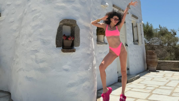 Η Μαρία Σολωμού δηλώνει «καλοκαιρινός τύπος» και φωτογραφίζεται με ροζ μπικίνι στην Πάρο
