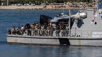 Δεν σταματούν οι δουλέμποροι: 520 παράνομοι μετανάστες εντοπίστηκαν νότια της Γαύδου τα ξημερώματα