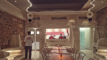 One Burger: Νόστιμα smash burger σ’ έναν χώρο που δεν περιμένεις στην Αθήνα