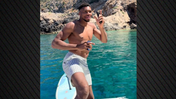 Βίντεο: Ο Γιάννης Αντετοκούνμπο χορεύει πάνω σε σκάφος στην Κρήτη