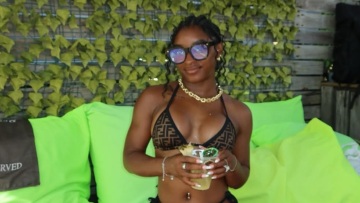 Σιμόν Μπάιλς: Έκανε ενισχυτική επέμβαση στο στήθος της; Οι φωτογραφίες της από τις διακοπές που προκάλεσαν ερωτήματα
