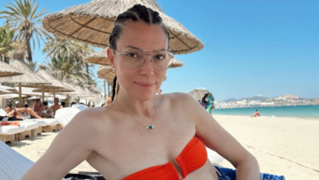 Η Βίκυ Καγιά χαλαρώνει σε παραλία στην Ίμπιζα - Δείτε φωτογραφίες