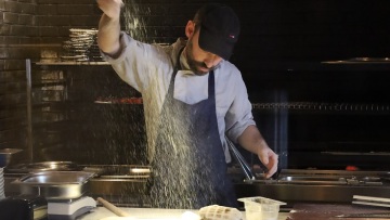 24 ώρες στο Manari: Όλο το παρασκήνιο από το άνοιγμα μέχρι το κλείσιμο της ταβέρνας