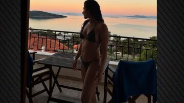 Η Μαρίνα Σπανού ποζάρει με μπικίνι σε μπαλκόνι με θέα τη θάλασσα
