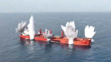 Η στιγμή της επίθεσης στο ελληνικών συμφερόντων Magic Seas στην Ερυθρά Θάλασσα - Δείτε βίντεο