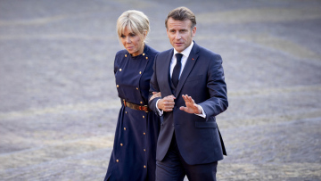 Οι Μακρόν προσέλαβαν ντεντέκτιβ για την ινφλουένσερ που διέδιδε ότι η Μπριζίτ γεννήθηκε άνδρας - Βρήκαν σχέσεις με Ρώσους εθνικιστές