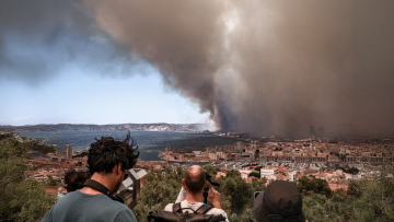 Εικόνες Αποκάλυψης από την πυρκαγιά κοντά στη Μασσαλία - Τέσσερις τραυματίες, ζημιές σε σπίτια, έκλεισε το αεροδρόμιο, δείτε βίντεο