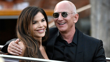 Η Λόρεν Σάντσεζ έδωσε μάχη για να περπατήσει με ψηλοτάκουνα πέδιλα σε βράχια στην Ίμπιζα - Τη στήριζε να μην πέσει ο Τζεφ Μπέζος