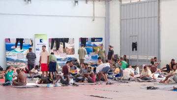 Άμεση κράτηση και προς απέλαση όσοι μετανάστες μπαίνουν παράνομα με βάρκες από τη Βόρεια Αφρική - Στη Βουλή η τροπολογία