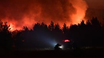 Δραματικές εικόνες στον Ωρωπό: Η φωτιά όπως φαίνεται από το πυροφυλάκιο του Κατσιμιδίου στην Πάρνηθα - Δείτε φωτογραφίες