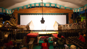 
Ο φωτογράφος Κωνσταντίνος Κορσοβίτης μας μυεί στη μαγεία του θεάτρου σκιών της Ινδονησίας