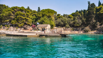Tο καταπράσινο, γραφικό νησάκι που ατενίζει η πόλη της Κέρκυρας
