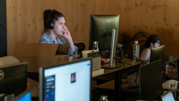 Γιατί όλοι νιώθουμε τόσο εξαντλημένοι, διαρκώς, από τη δουλειά μας;
