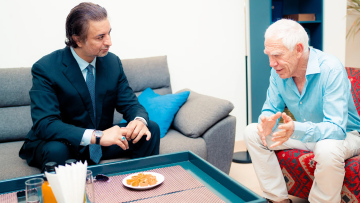 Αιφνιδιαστική επίσκεψη του γιου Χαφτάρ στον πρόεδρο της Ελληνικής Κοινότητας Βεγγάζης – Τι είπε για το επεισόδιο με την ευρωπαϊκή αποστολή
