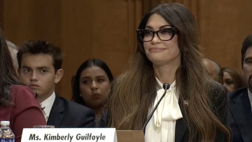 Με τον γιο, τον αδερφό της και τον εγγονό του Τραμπ στο πλευρό της η Γκιλφόιλ στην ακρόαση για την πρεσβεία στην Ελλάδα