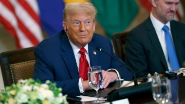 Νέα γκάφα από τον Ντόναλντ Τραμπ: Έδωσε «συγχαρητήρια» στον πρόεδρο αγγλόφωνης χώρας της Αφρικής για τα… αγγλικά του