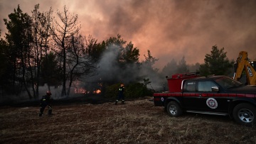 Σε ύφεση η φωτιά στο Ασπροχώρι Ωρωπού - Με 10 εναέρια οι ρίψεις νερού, αγωνία για τους ανέμους